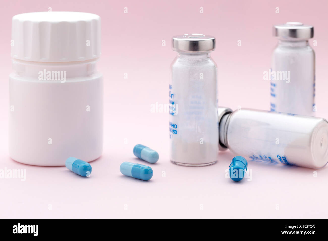 L'ensemble des flacons de médicaments, seringues d'injection et capsules colorées Banque D'Images