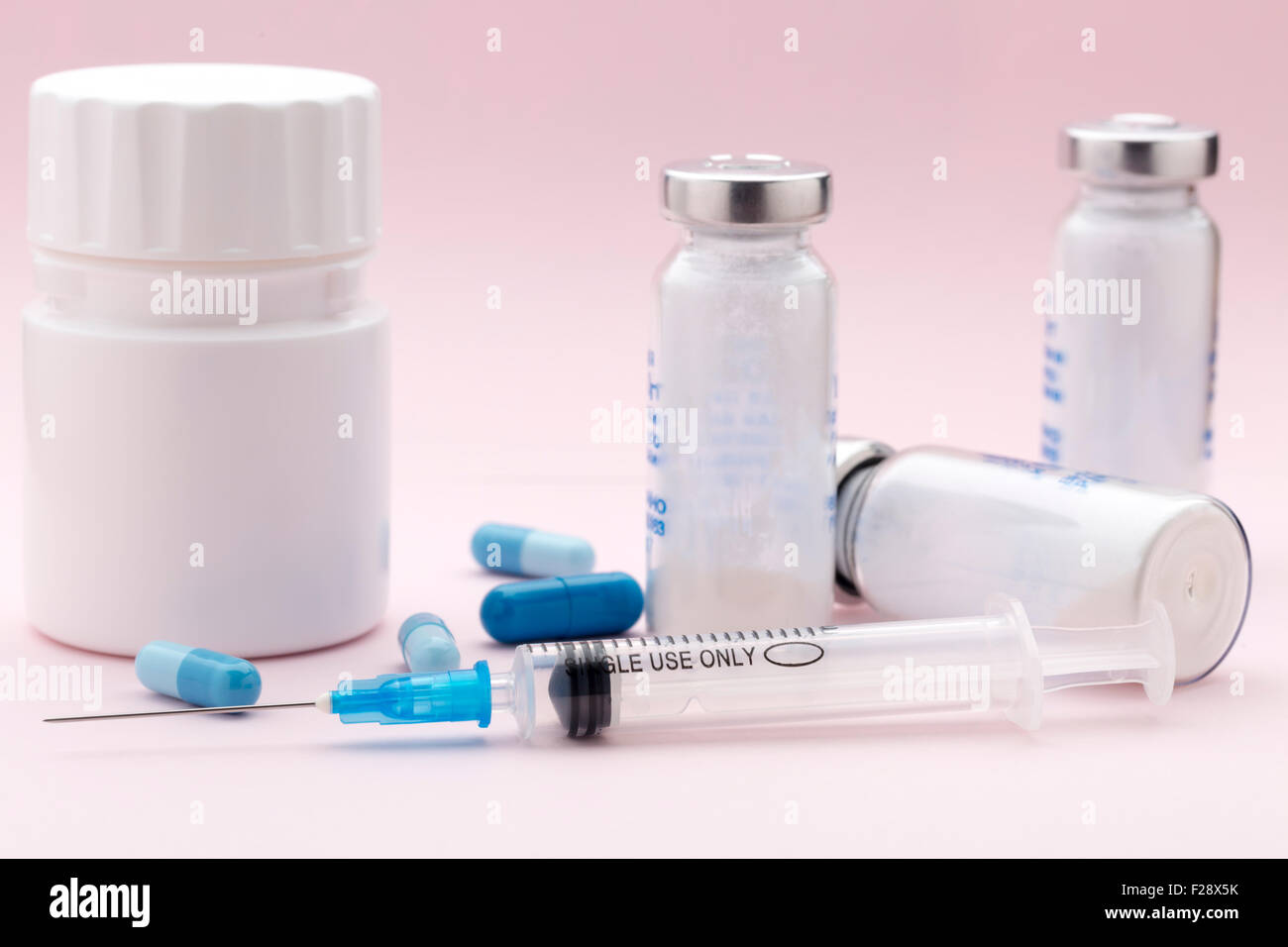 L'ensemble des flacons de médicaments, seringues d'injection et de pilules bleues Banque D'Images
