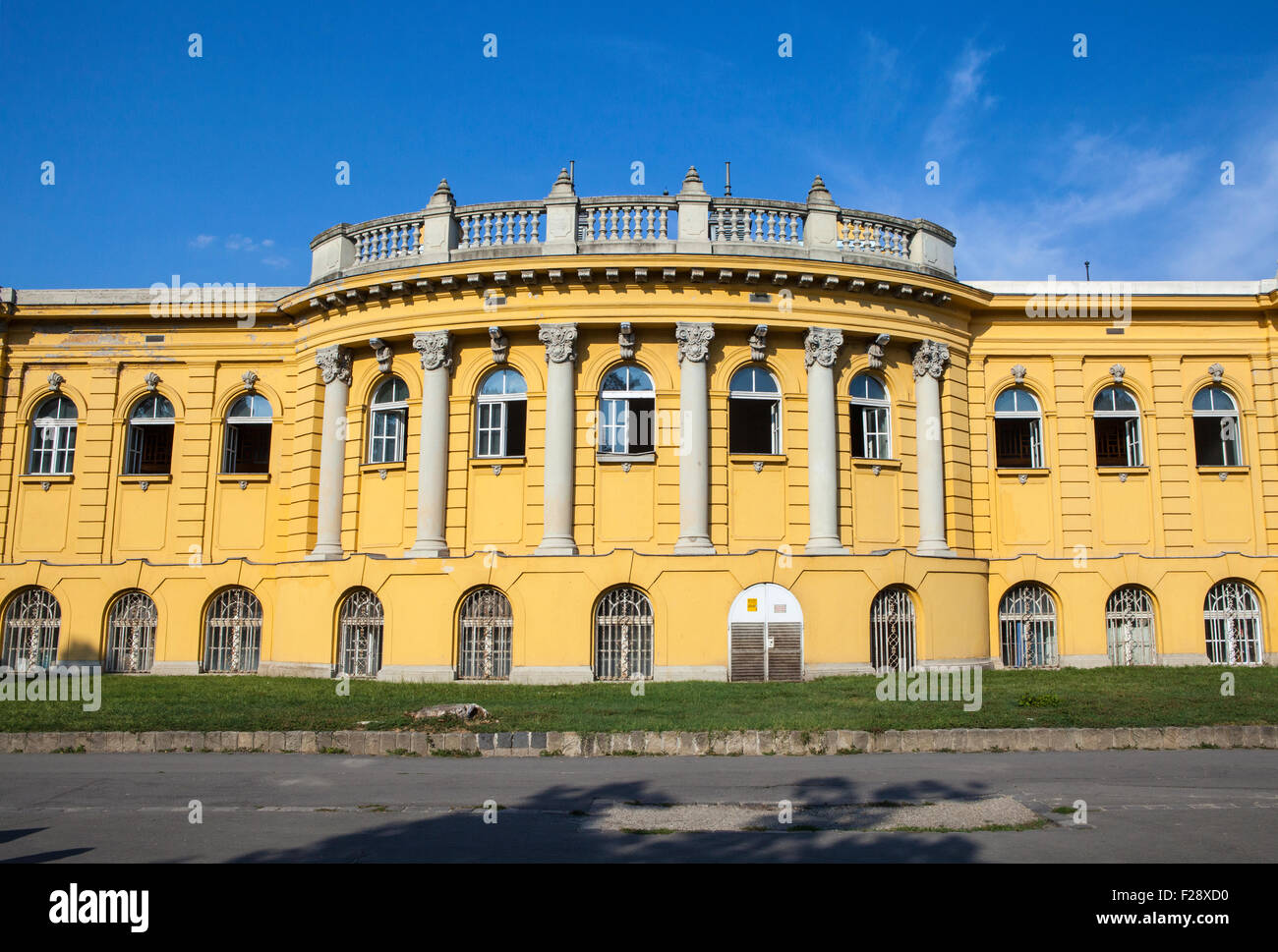 L'extérieur du palais qui abrite les Thermes Széchenyi à Budapest, Hongrie. Banque D'Images