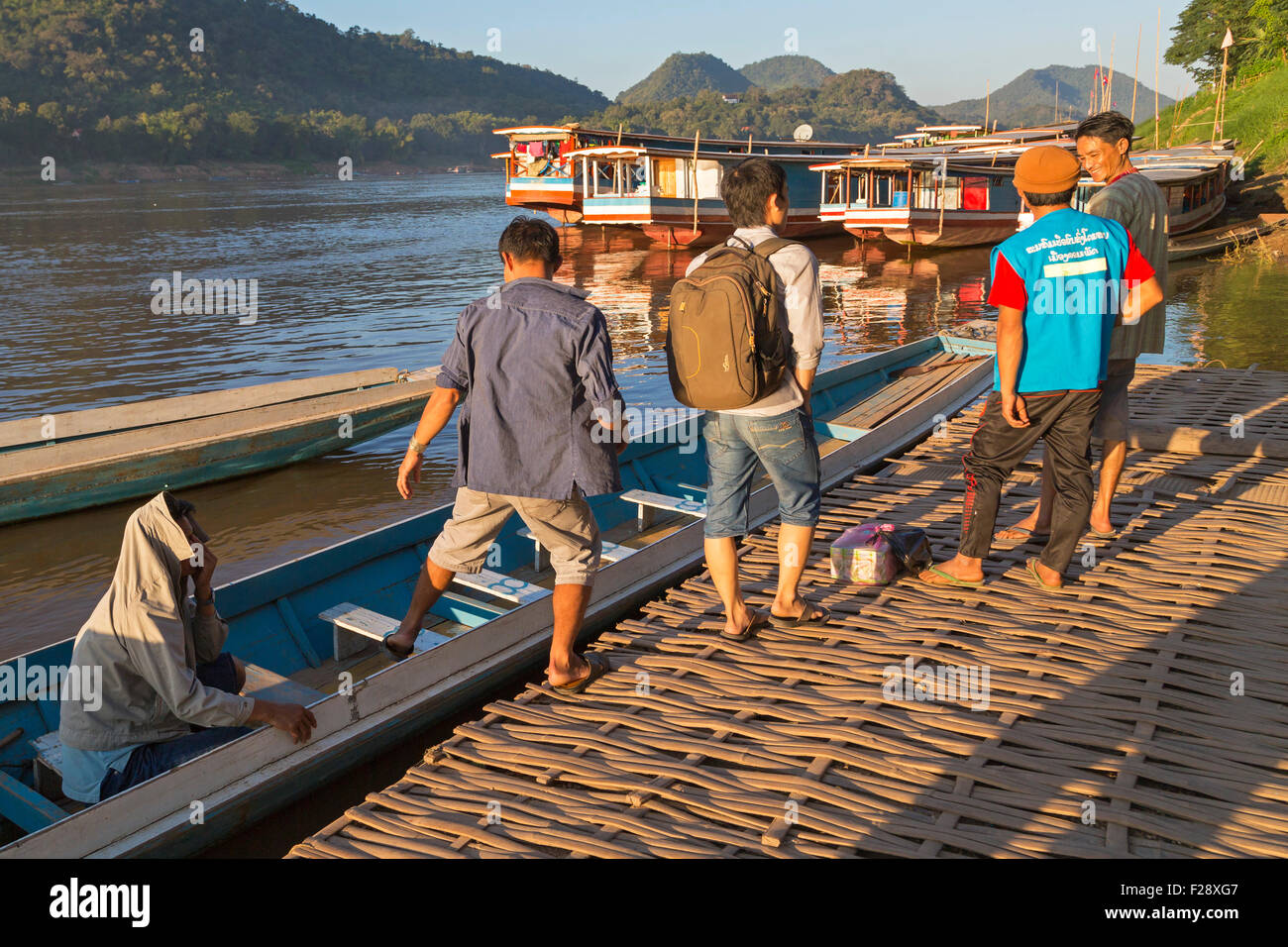 Ferry Boat et l'atterrissage sur le fleuve du Mékong à Luang Prabang, Laos Banque D'Images