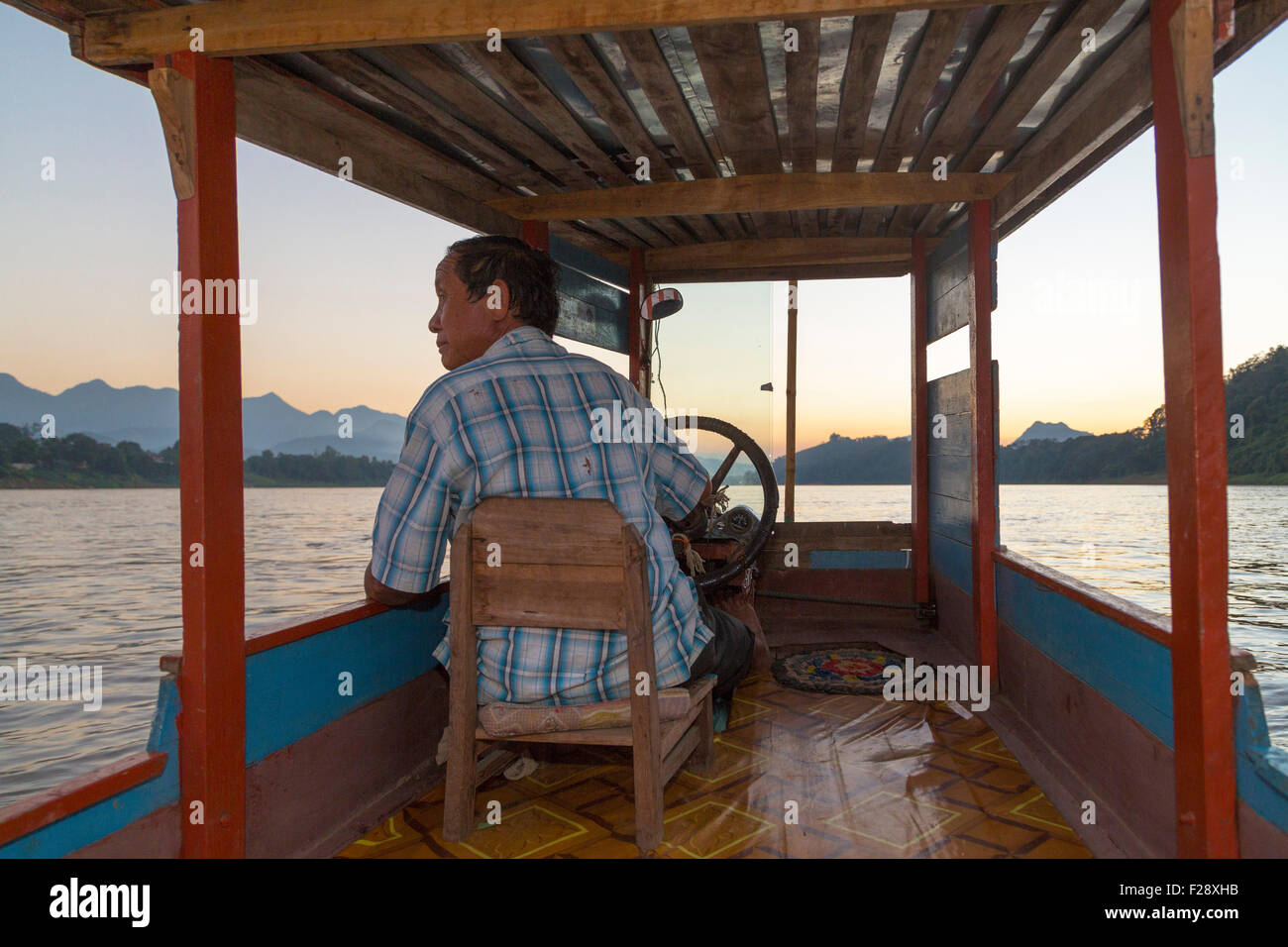 Le capitaine de bateau sur le Mékong, Luang Prabang, Laos Banque D'Images