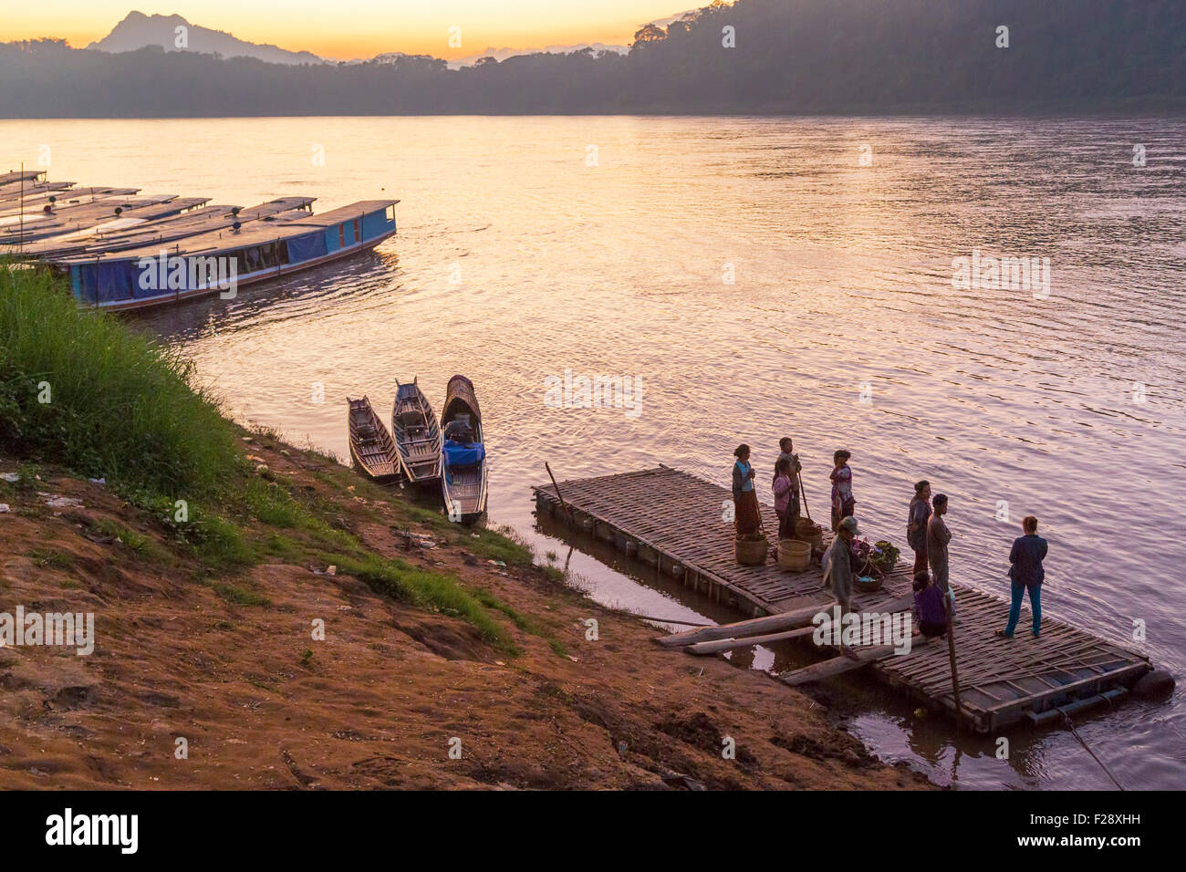 Les passagers en attente de traversier sur les rives du Mékong, Luang Prabang, Laos Banque D'Images