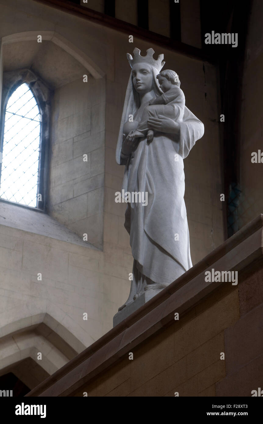 Marie et l'enfant statue en l'abbaye du Mont Saint Bernard, Leicestershire, England, UK Banque D'Images