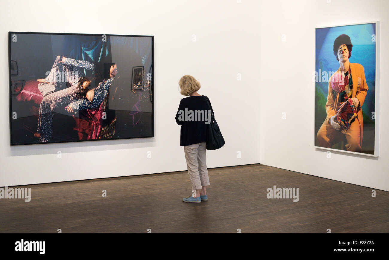 Berlin, Allemagne. 14Th Sep 2015. Une femme regarde les images de la photographe Cindy Sherman dans une galerie à Berlin, Allemagne, 14 septembre 2015. 65 photographies de l'artiste sera présenté dans une exposition intitulée "Cindy Sherman - Œuvres de la Collection Olbricht' dès le 16 septembre dans le cadre de la Semaine de l'art de Berlin. Dpa : Crédit photo alliance/Alamy Live News Banque D'Images