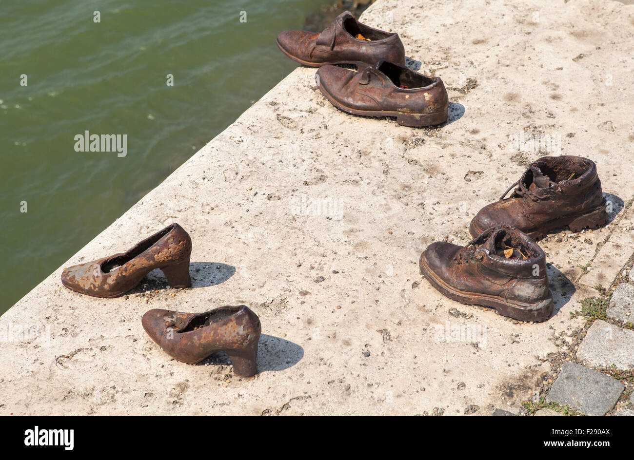 Les segments sur la rive du Danube Memorial à Budpaest. Le monument rend hommage aux Juifs qui ont été tués par la milice fasciste flèche croisée Banque D'Images