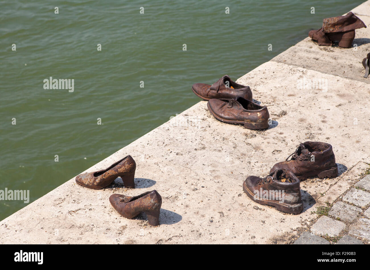 Les segments sur la rive du Danube Memorial à Budpaest. Le monument rend hommage aux Juifs qui ont été tués par la milice fasciste flèche croisée Banque D'Images