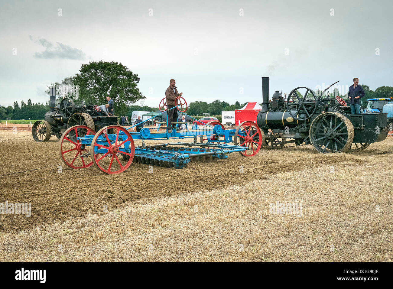 Des machines agricoles d'époque à vapeur sont en action au Essex Country Show, à Barleylands, dans l'Essex. Banque D'Images
