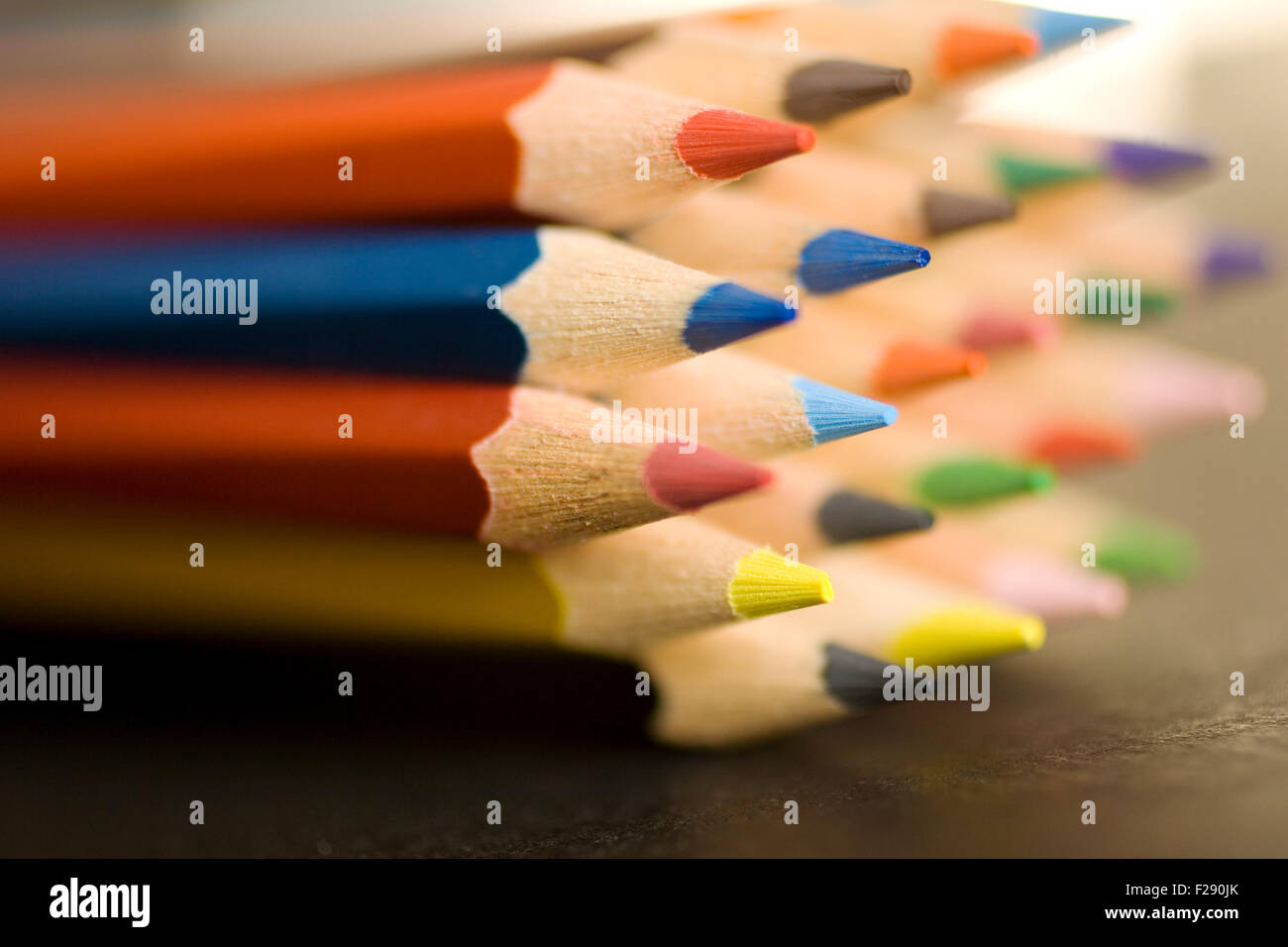 Beaucoup de crayon de couleur sur fond noir Banque D'Images