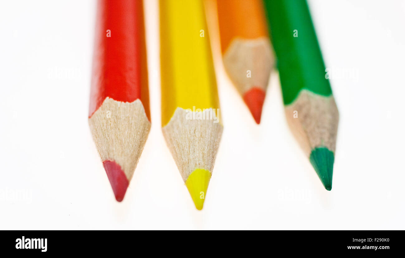 Beaucoup de crayon de couleur sur fond blanc Banque D'Images