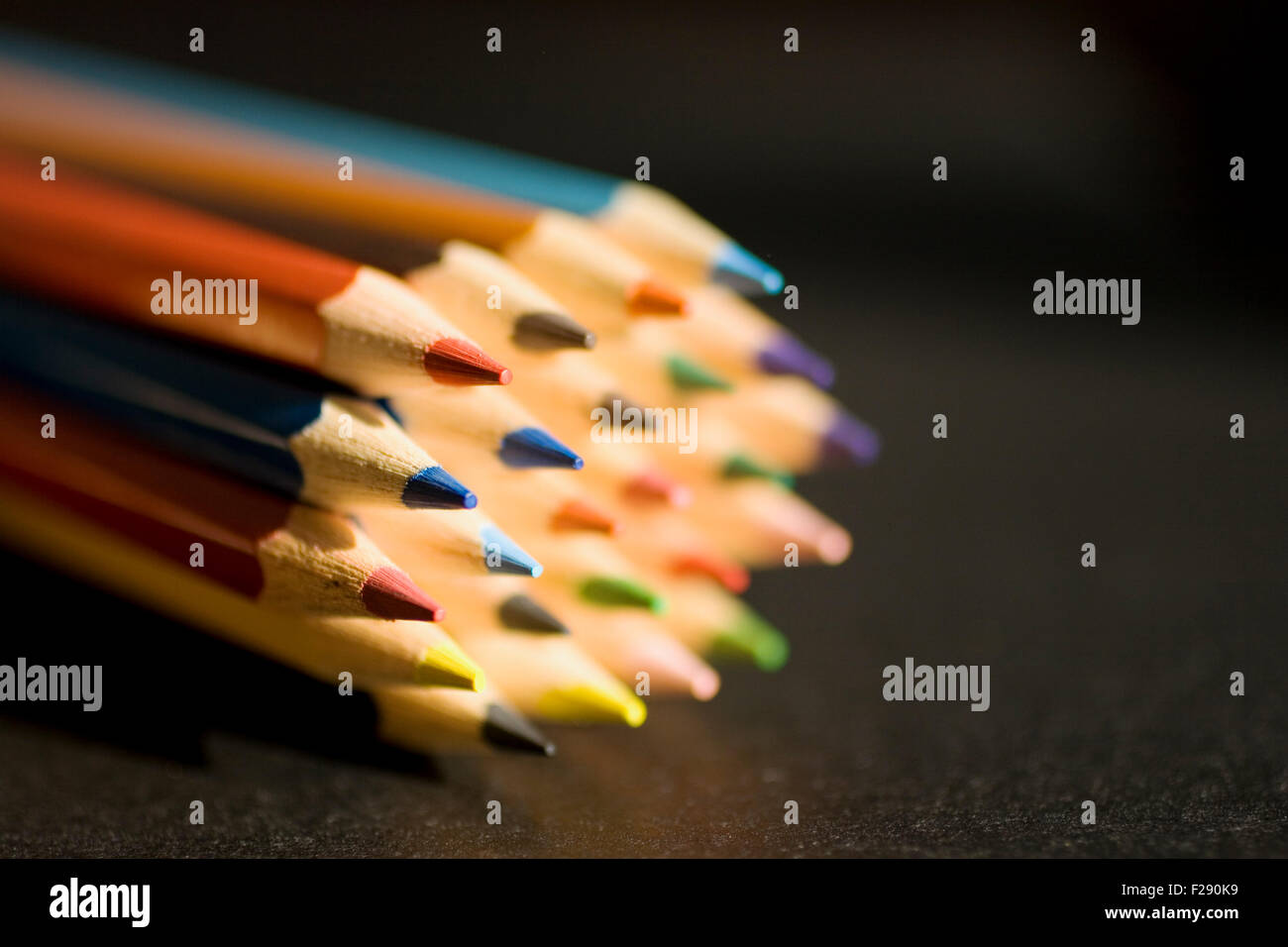 Beaucoup de crayon de couleur sur fond noir Banque D'Images