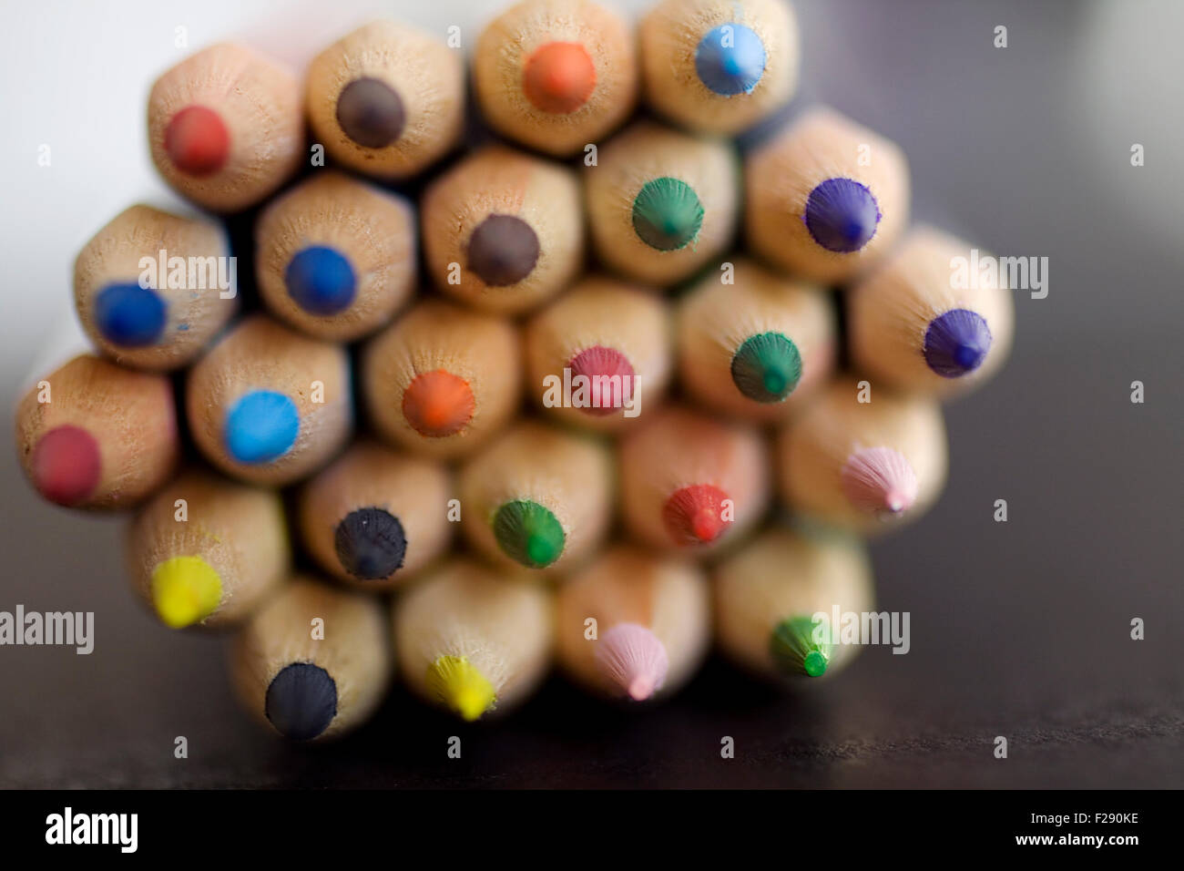 Beaucoup de crayon de couleur sur fond noir Banque D'Images