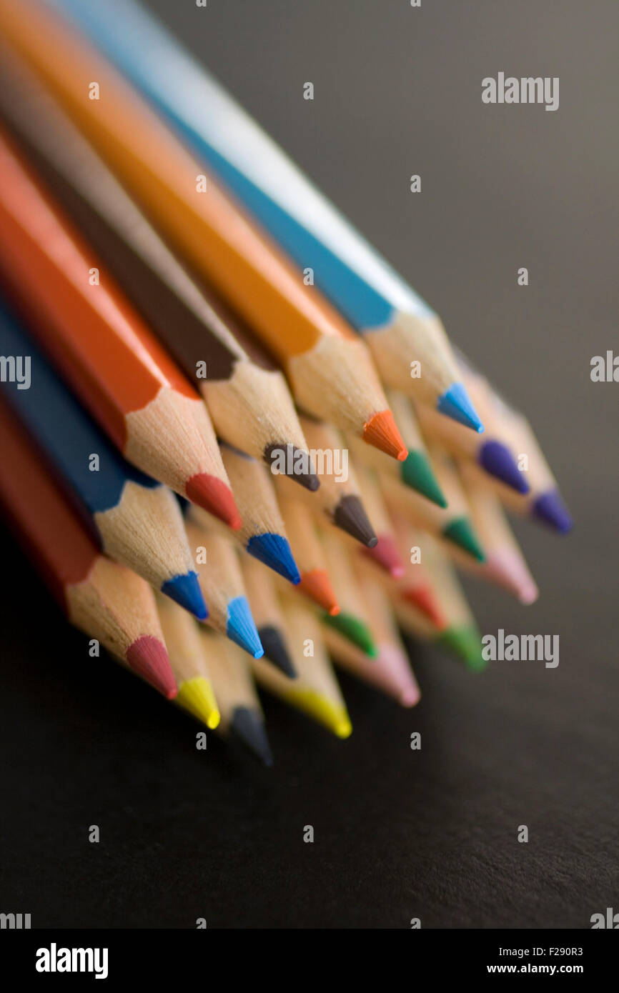 Beaucoup de crayon de couleur sur fond noir Banque D'Images