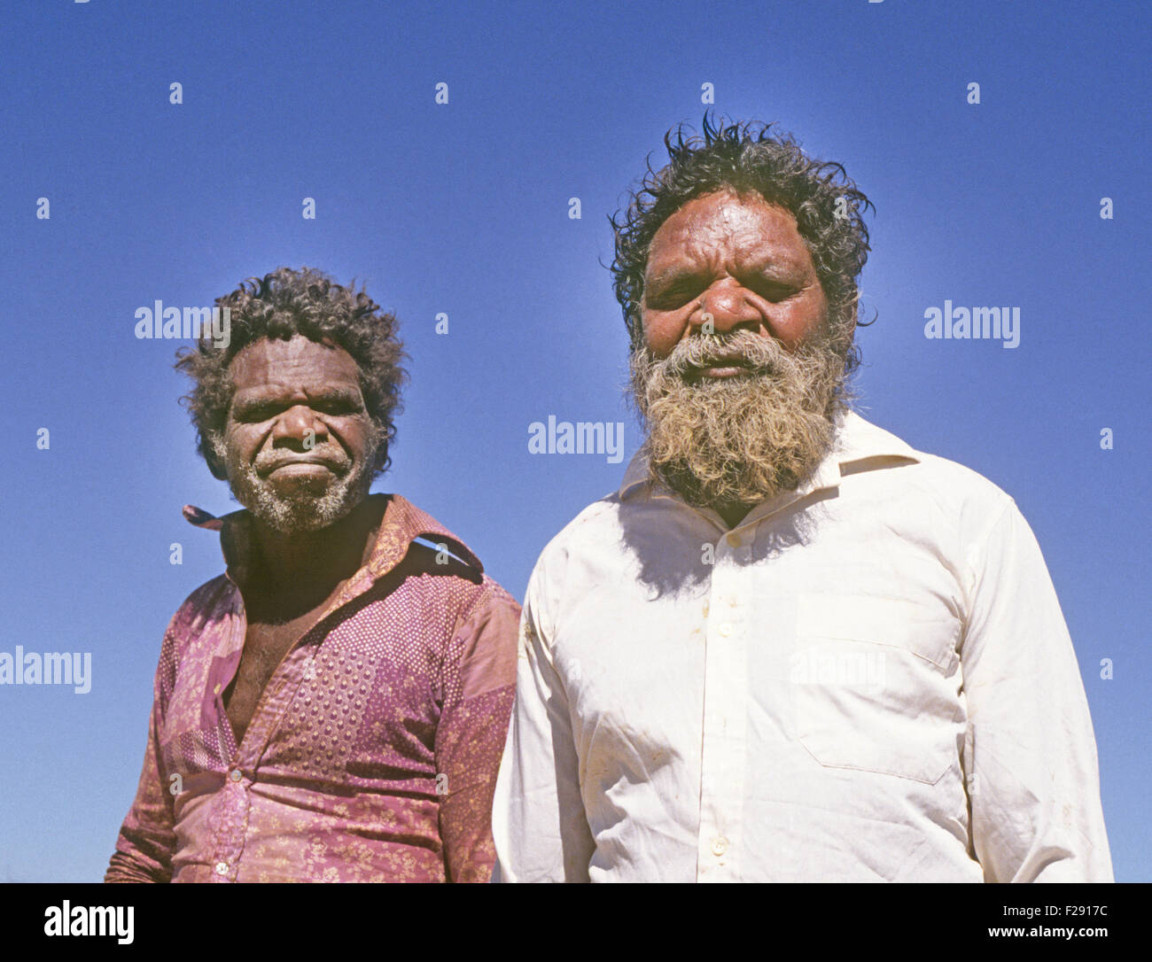 Deux autochtones d'une tribu nomade près du Parc National de Kakadu en Australie, les Territoires du Nord Banque D'Images