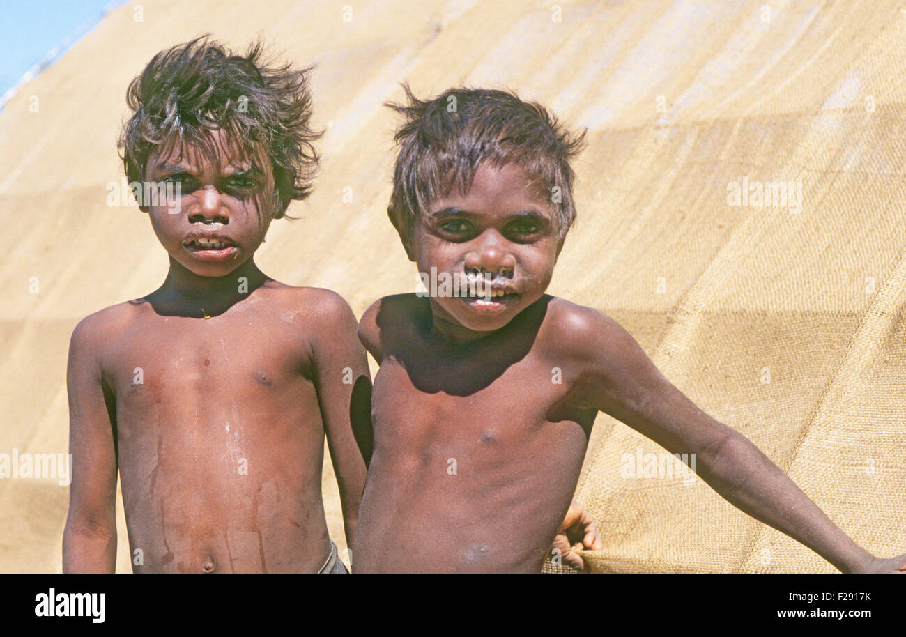 Deux jeunes garçons autochtones d'une tribu nomade qui vivait dans l'Outback de l'Australie, près du Parc National de Kakadu, dans le Territoire du Nord. Banque D'Images
