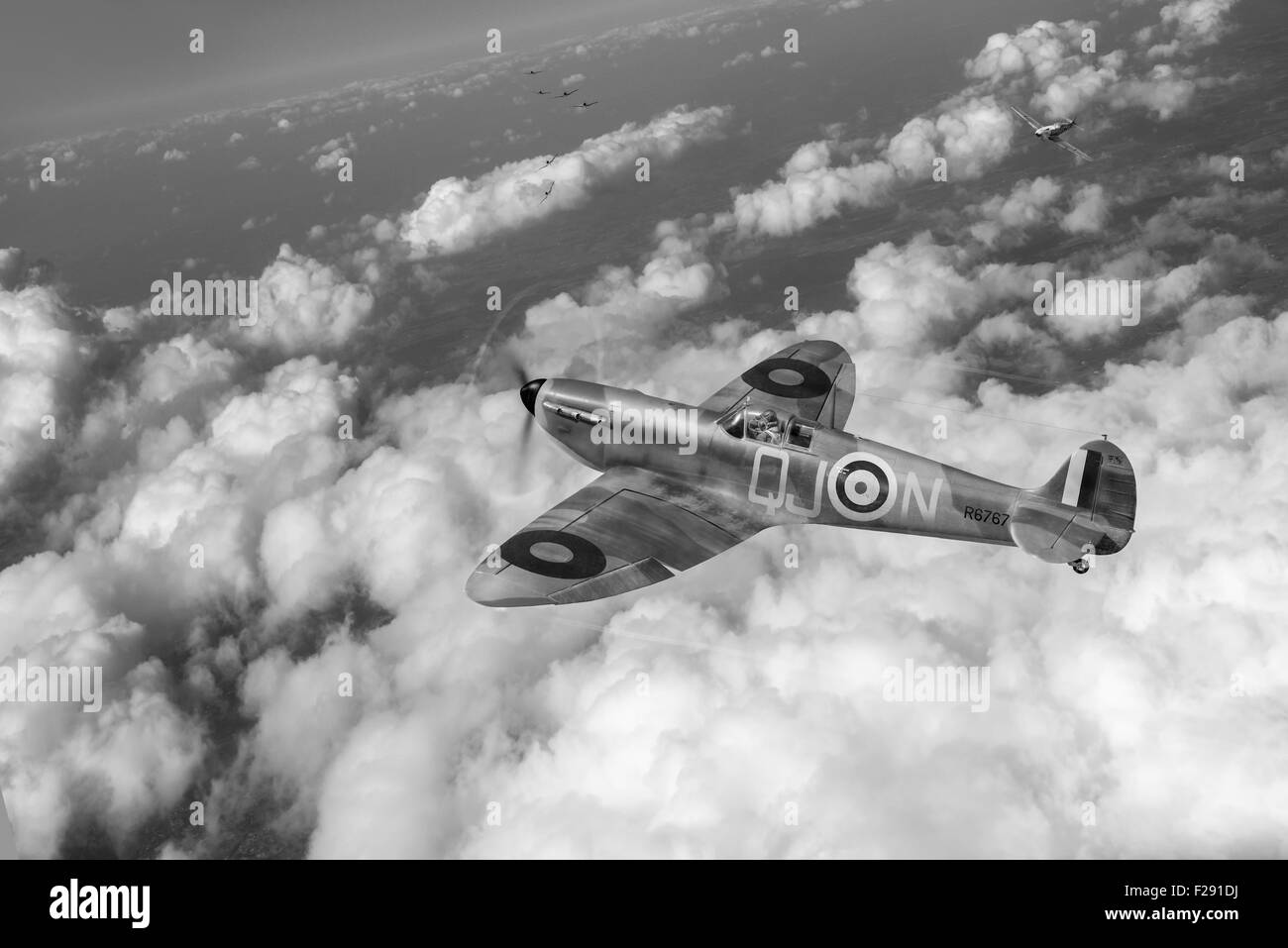 Pilote de la RAF de Sydney Charles 92 e Escadron à son Spitfire Mk I R6767 barres QJ-N en action contre Luftwaffe Messerschmitt Bf 109s. Banque D'Images