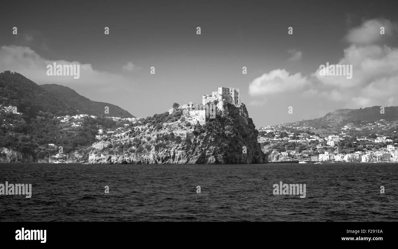 Paysage monochrome côtières d'Ischia avec Château Aragonais sur rocky island. La côte de la mer Méditerranée, Italie Banque D'Images