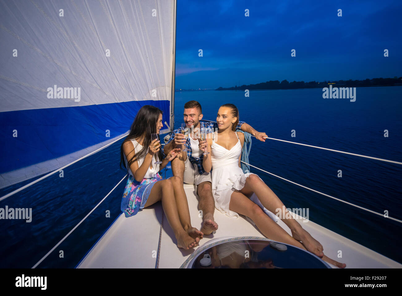 Parti de la jeunesse sur un yacht. Banque D'Images