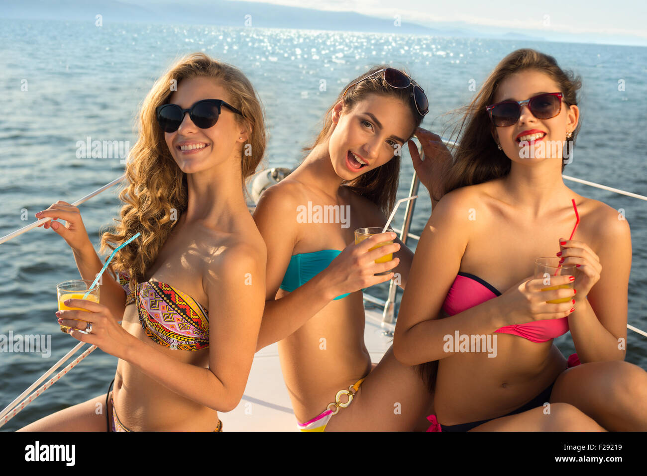 Les amies de détente sur un yacht. Banque D'Images