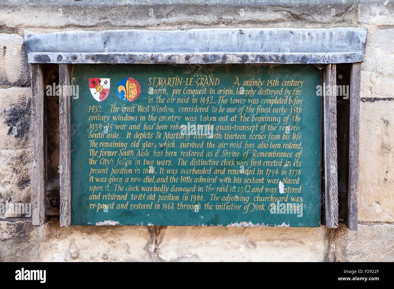 Une plaque d'information sur l'histoire de l'église St Martin-Le-Grand à York, en Angleterre. Banque D'Images