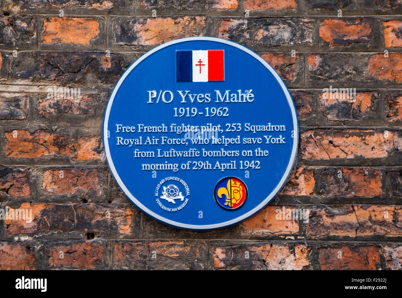 Une blue plaque dédiée à Yves Mahé, une pilote de chasse français qui ont contribué à sauver York de bombardiers de la Luftwaffe pendant la seconde Banque D'Images