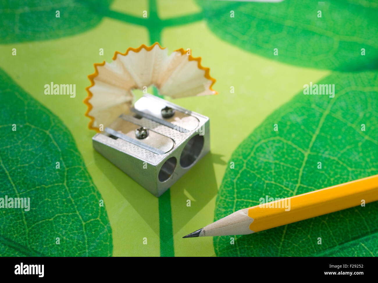 Crayon Crayon sharpner et sur la texture verte Banque D'Images