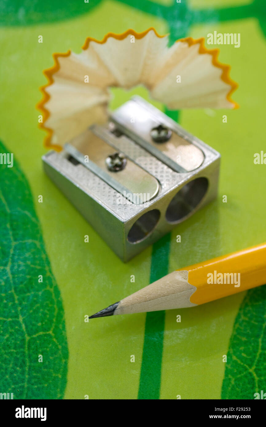 Crayon Crayon sharpner et sur la texture verte Banque D'Images