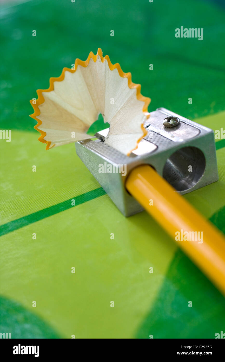 Crayon Crayon sharpner et sur la texture verte Banque D'Images