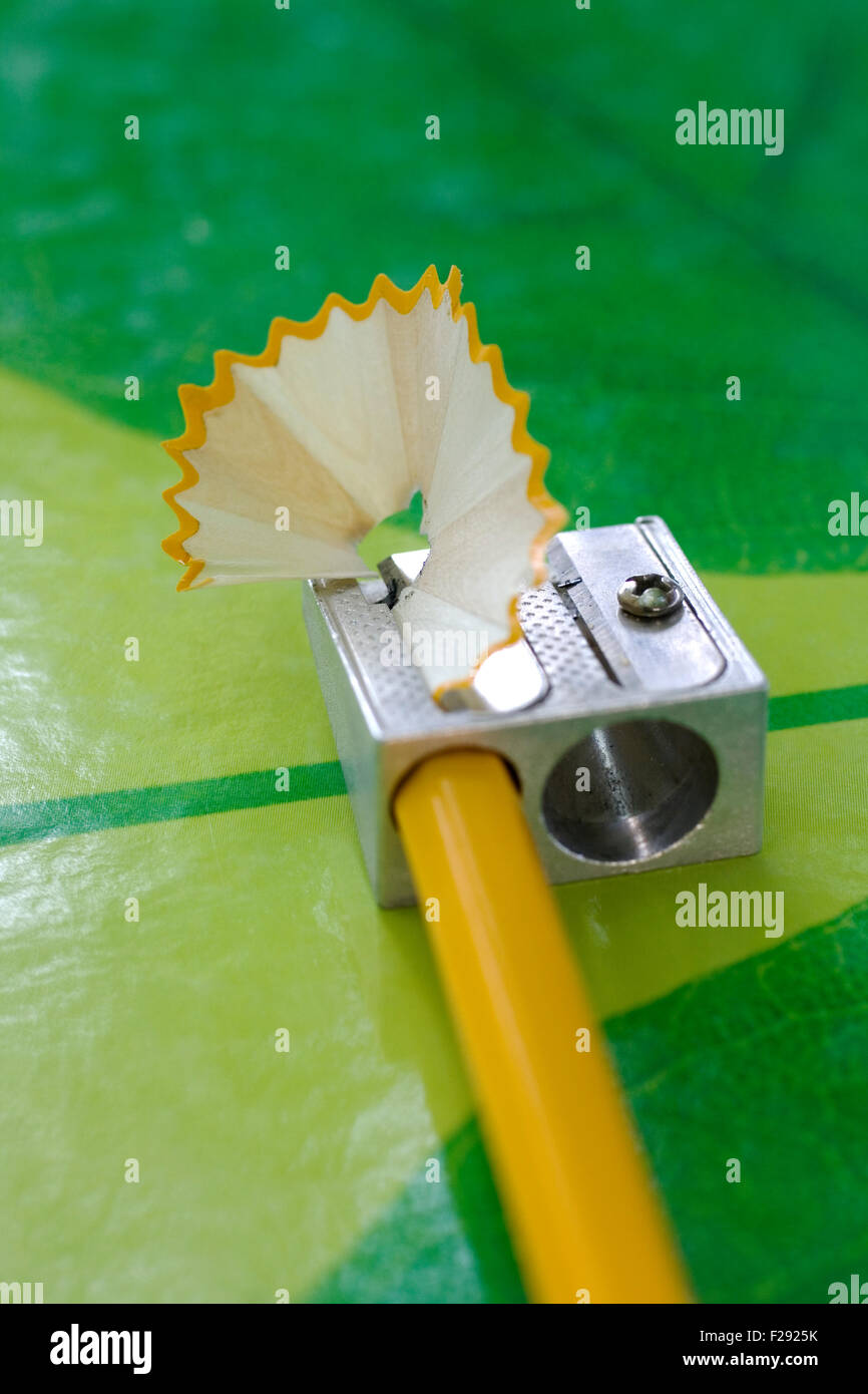 Crayon Crayon sharpner et sur la texture verte Banque D'Images