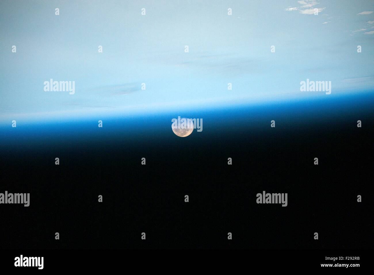 Vue depuis la Station spatiale internationale de la Lune se levant contre l'atmosphère de la Terre le 2 juillet 2015. Banque D'Images