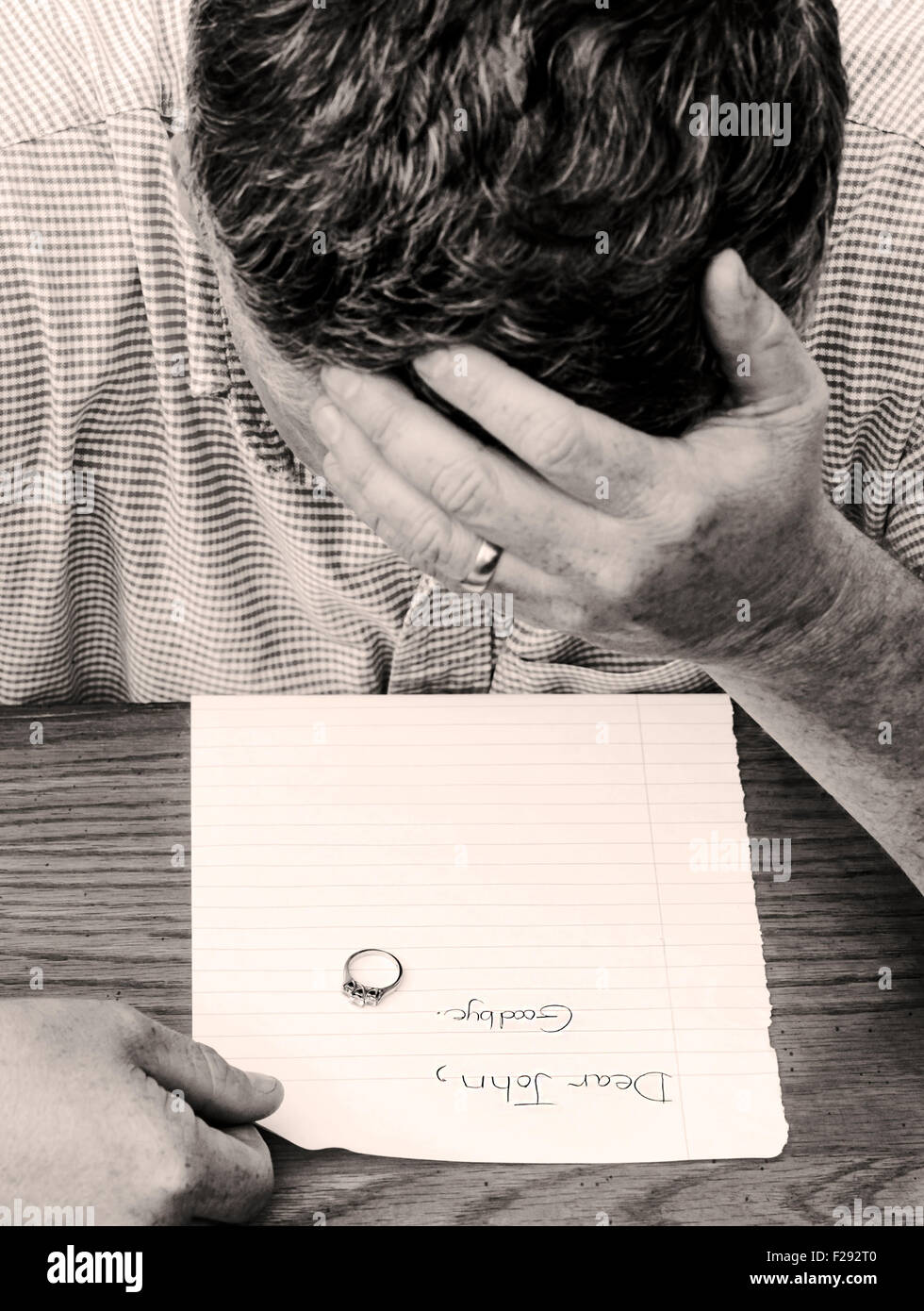 L'homme se lit au revoir note de partenaire conjugal Banque D'Images