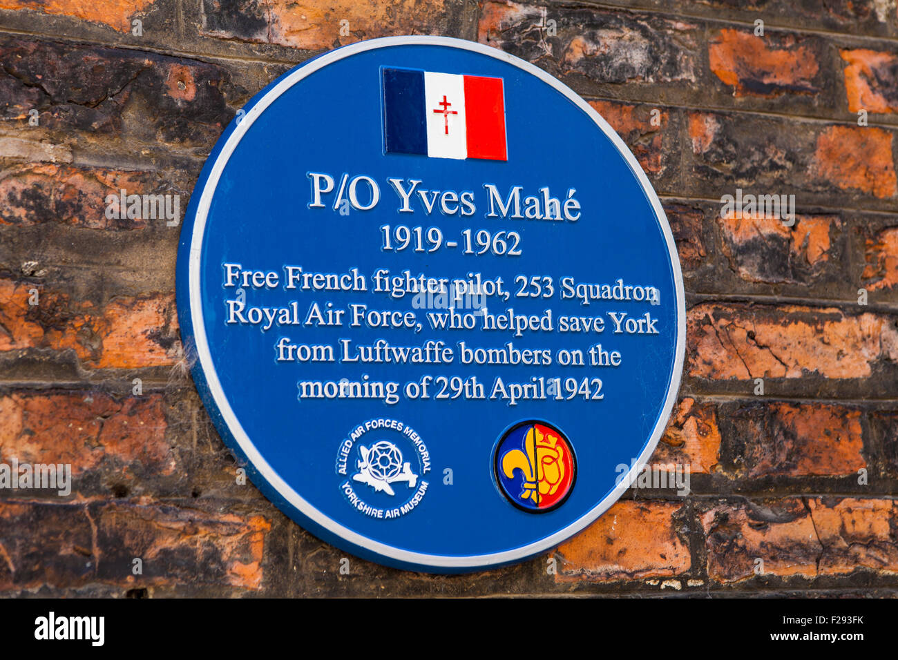 Une blue plaque dédiée à Yves Mahé, une pilote de chasse français qui ont contribué à sauver York de bombardiers de la Luftwaffe pendant la seconde Banque D'Images