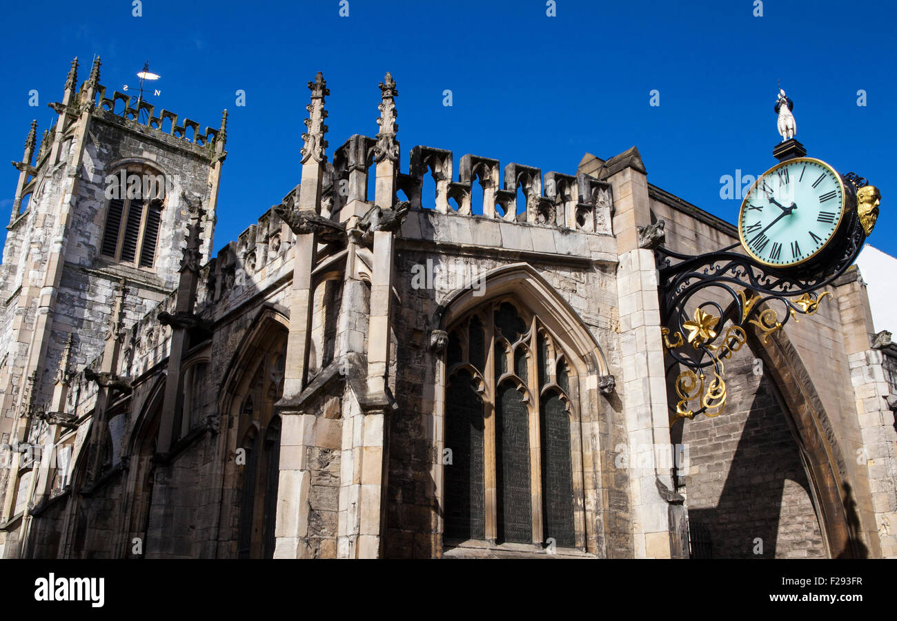 À la recherche jusqu'à la façade de la rue historique Martin le Grand à York, en Angleterre. Banque D'Images