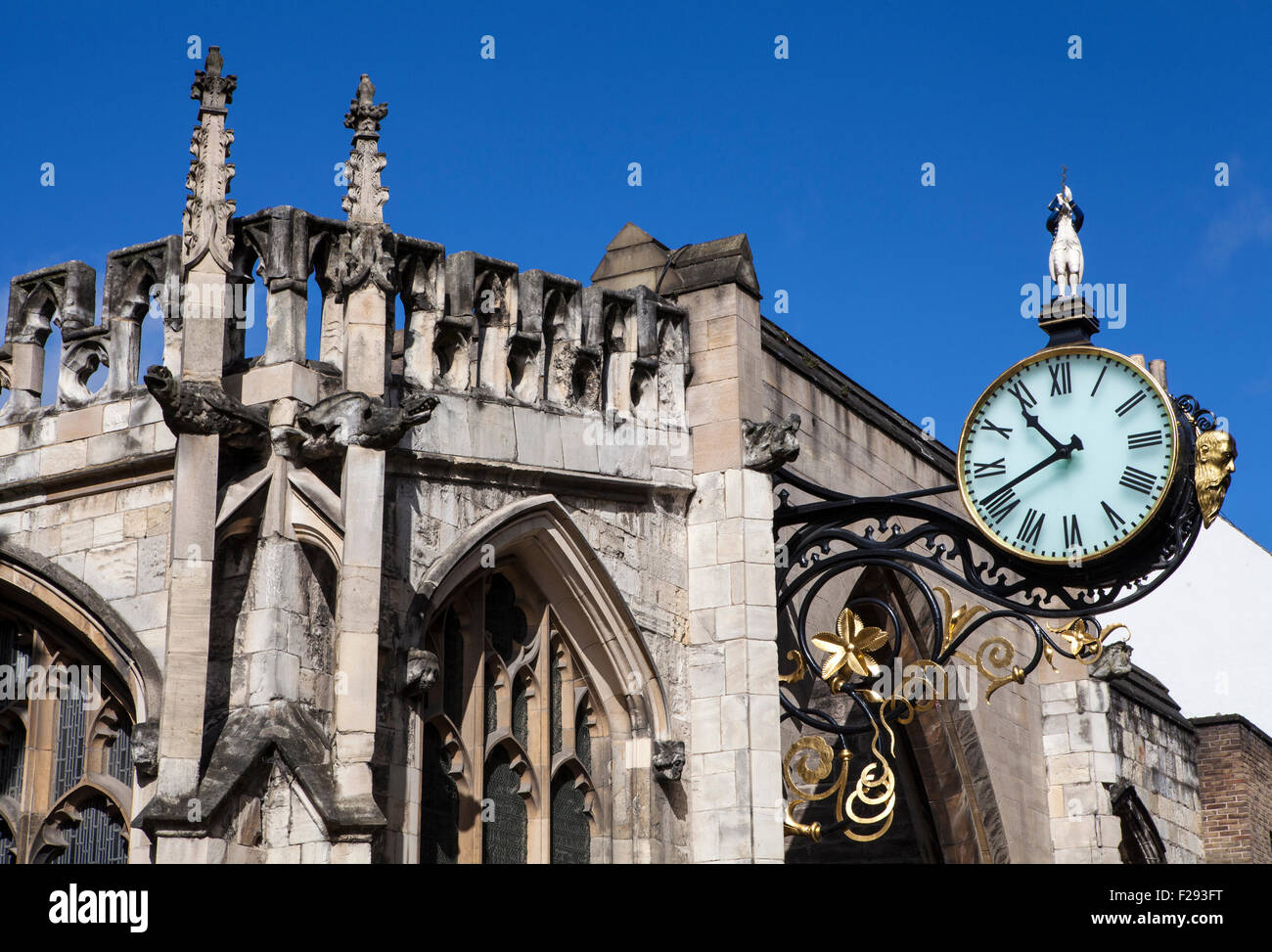 À la recherche jusqu'à la façade de la rue historique Martin le Grand à York, en Angleterre. Banque D'Images