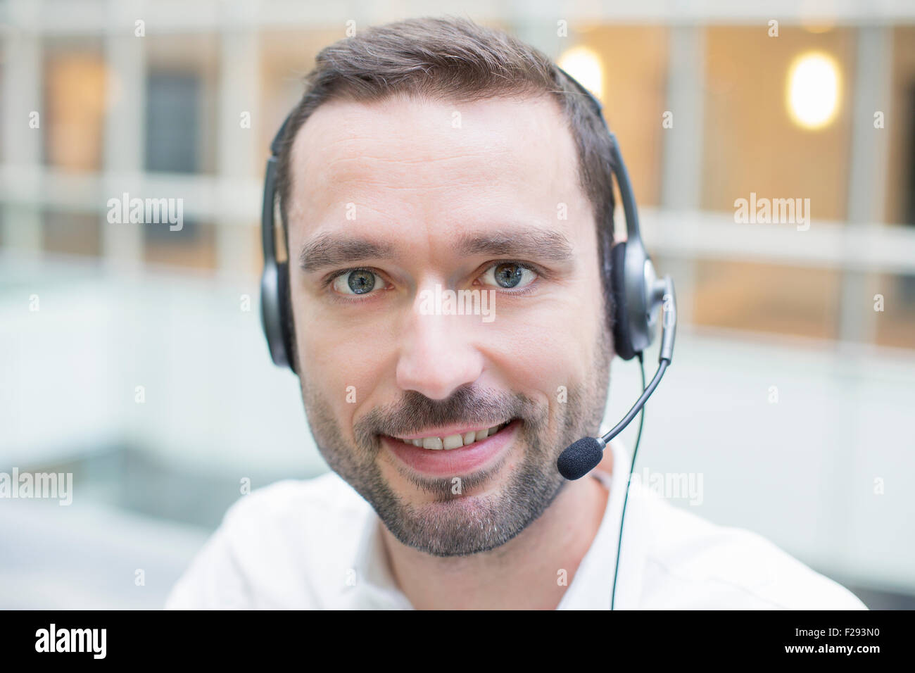 Homme d'affaires à l'aide d'un casque Banque D'Images