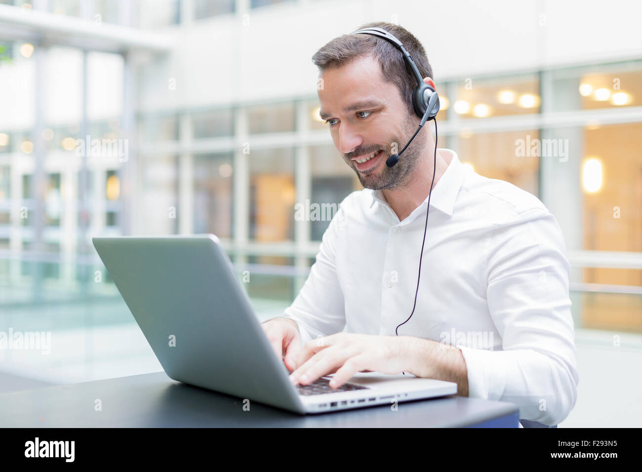 Homme d'affaires à l'aide d'un casque Banque D'Images