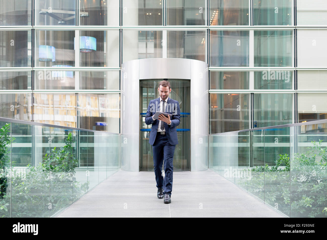 Businessman using a digital tablet Banque D'Images