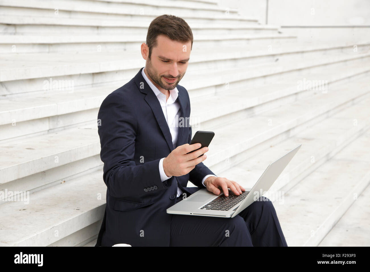 Businessman texting Banque D'Images
