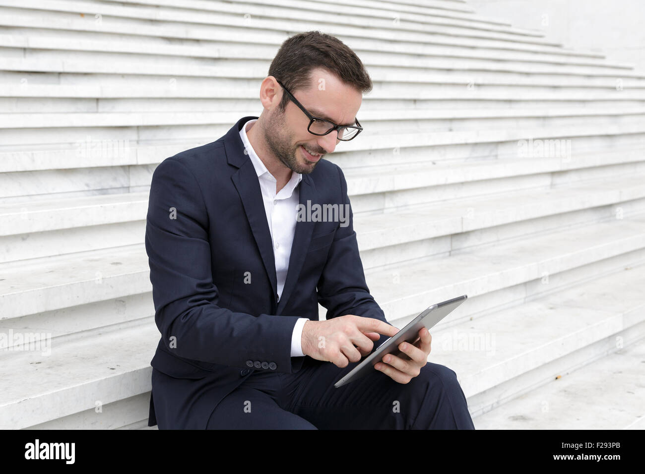 Businessman using a digital tablet Banque D'Images
