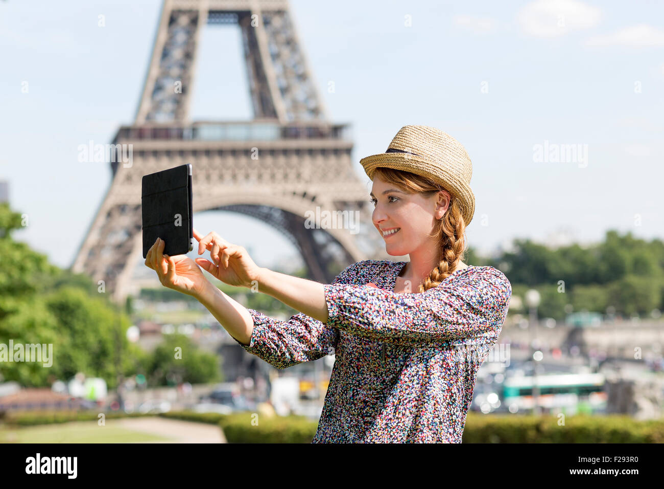 Femme en visite à Paris Banque D'Images