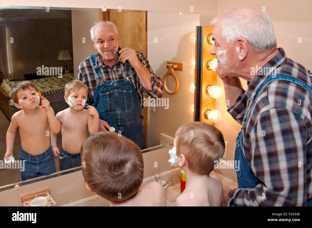 Grand-père-fils d'enseignement pour le rasage Banque D'Images