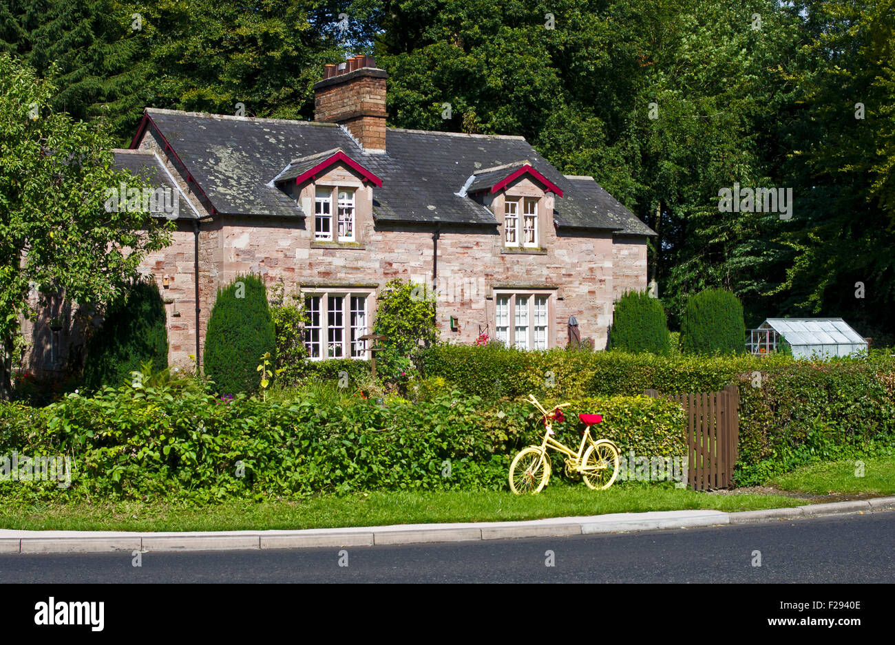 Vélo jaune décoré à l'extérieur de cottages du Unthank, Cumbria, sur l'itinéraire de l'étape 5 du Tour de Bretagne à vélo, 2015 Banque D'Images