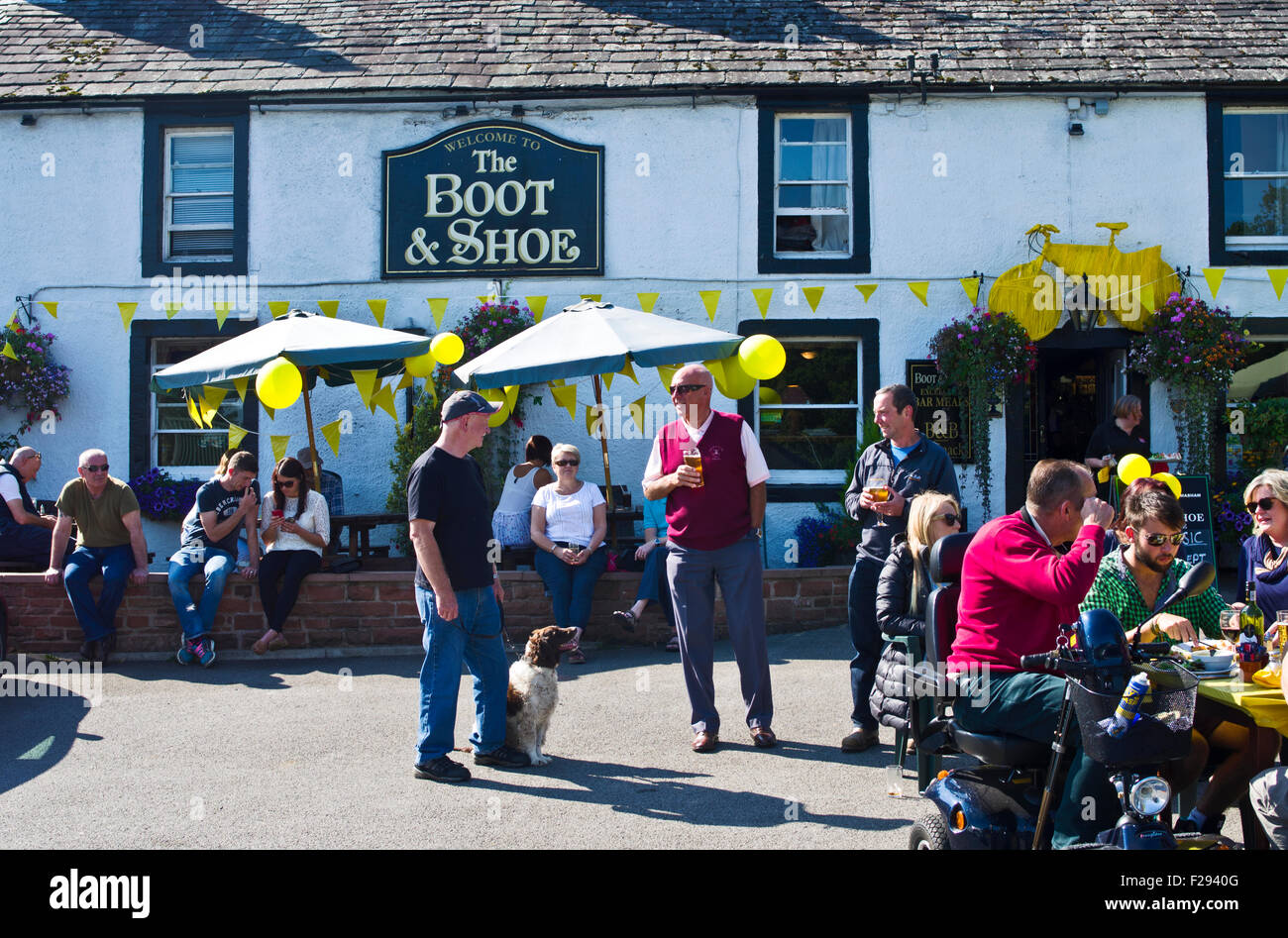 Clients au pub du village décorées, Greystoke Cumbria en attente pour l'arrivée de soleil Tour de Bretagne cycliste 2015 Phase 5 Banque D'Images