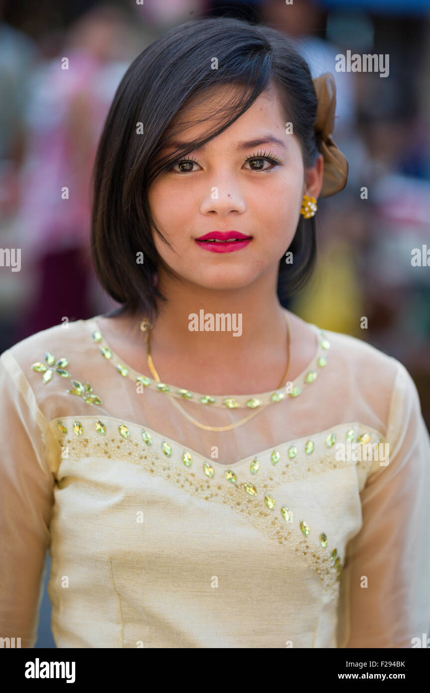 Portrait d'une jeune femme birmane - Yangon, Myanmar Banque D'Images