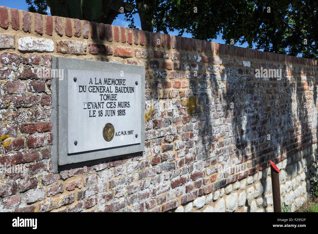 Plaque commémorative pour le français général Bauduin sur jardin mur de château d'30 ans, 1815 Bataille de Waterloo, Belgique Banque D'Images