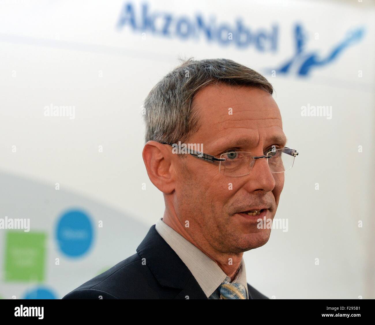 Stefan Kauferauf, directeur de l'usine d'Akzo Nobel, parle pendant un événement d'Akzo Nobel Industrial Chemicals GmbH Hamburg, Allemagne, 14 septembre 2015. La société a lancé sa nouvelle usine d'extraction du chlore brome à sa succursale dans l'industrie chimique Park en Bitterfeld. La direction générale de Bitterfeld de l'entreprise néerlandaise avec ses 75 employés est fabrication produits chlore-soude. Photo : HENDRIK SCHMIDT/dpa Banque D'Images