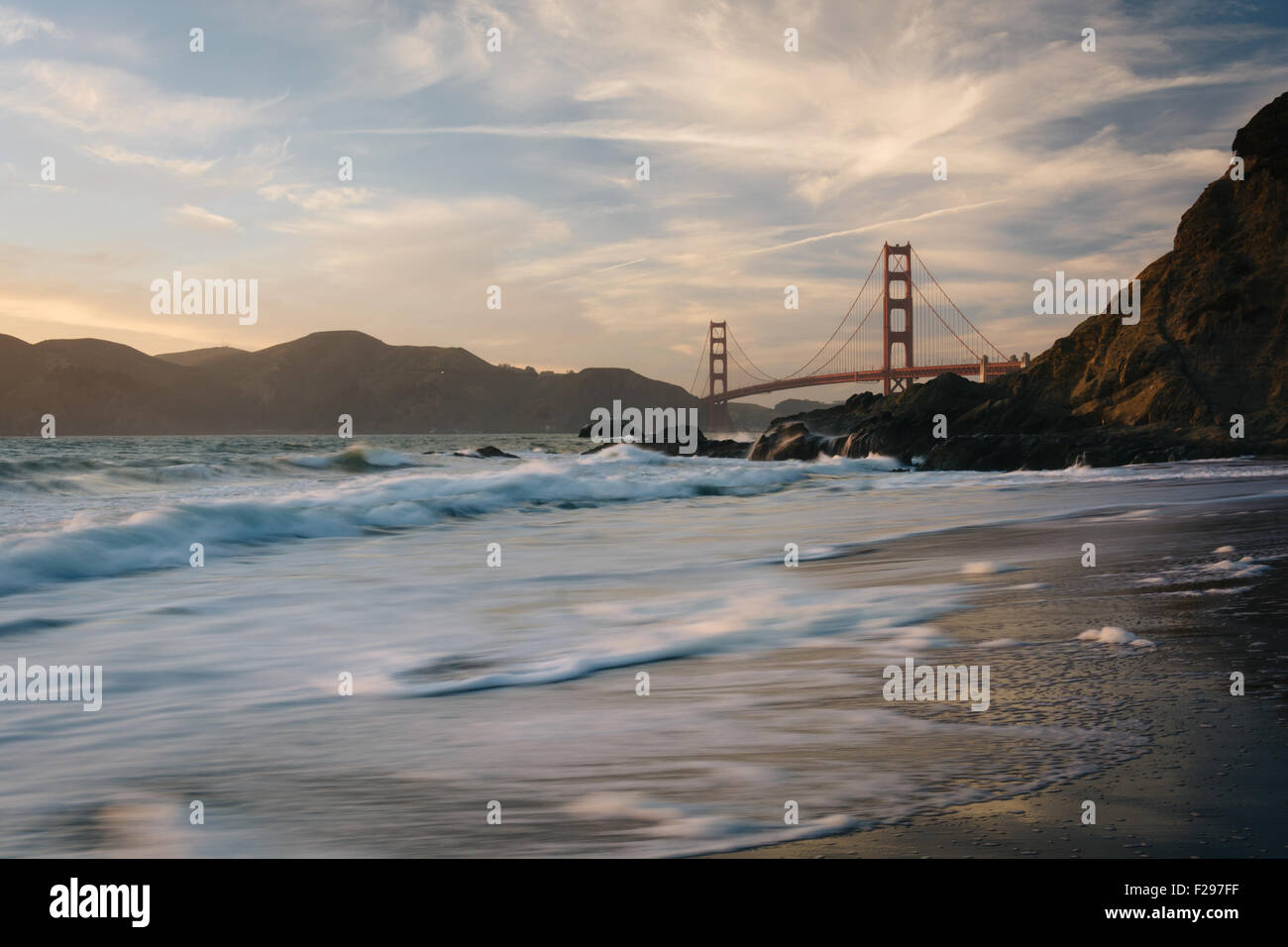 Le Golden Gate Bridge au coucher du soleil, vu de Baker Beach, San Francisco, Californie. Banque D'Images