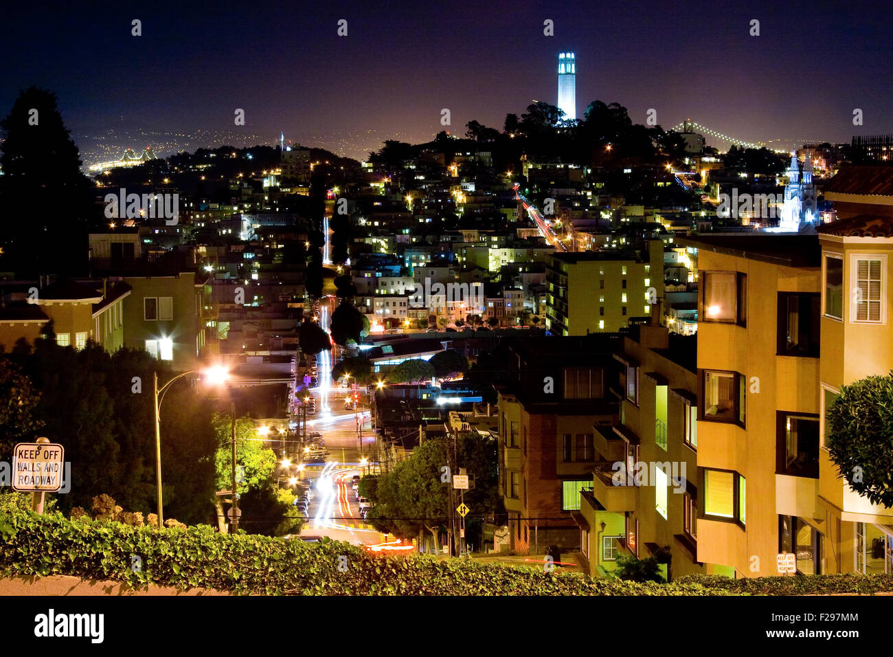 Vue panoramique de la Coit Tower vue de Lombard Street la nuit, San Francisco, Californie, États-Unis Banque D'Images