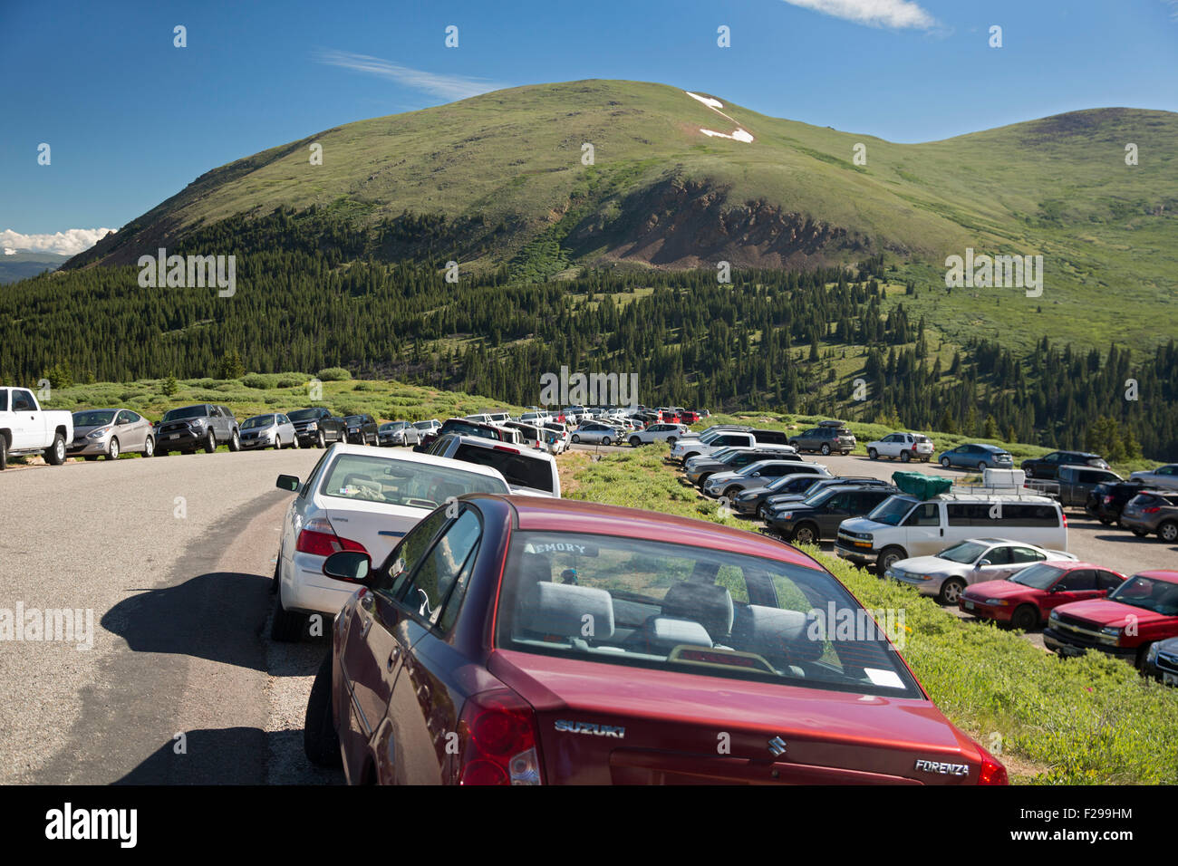 Georgetown, Colorado - le trop-plein de voitures des stationnements et de la route au Col Don Guanella près du Mt. Bierstadt sentier. Banque D'Images