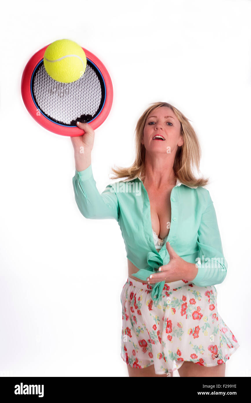 Femme jouant une piscine tennis comme jeu avec une chauve-souris en plastique ronde Banque D'Images