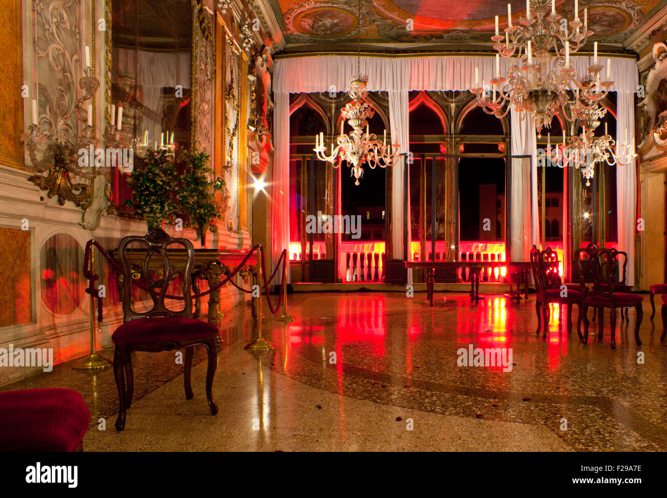 Intérieur d'une vieille maison de style baroque à Venise Banque D'Images